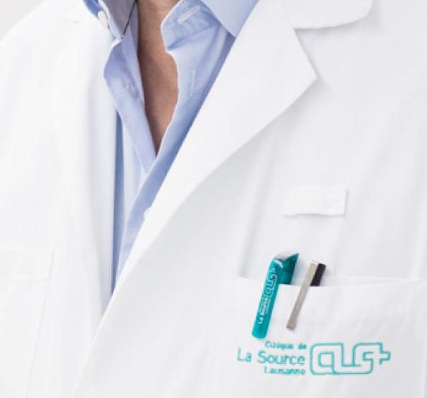 Photo d'une blouse de médecin avec le logo de la Clinique de La Source