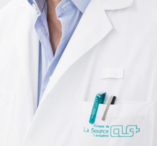 Photo d'une blouse de médecin avec le logo de la Clinique de La Source