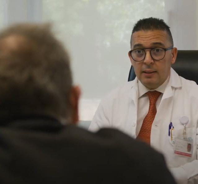 Dr Zouhair, radio-oncologie en discussion avec son patient