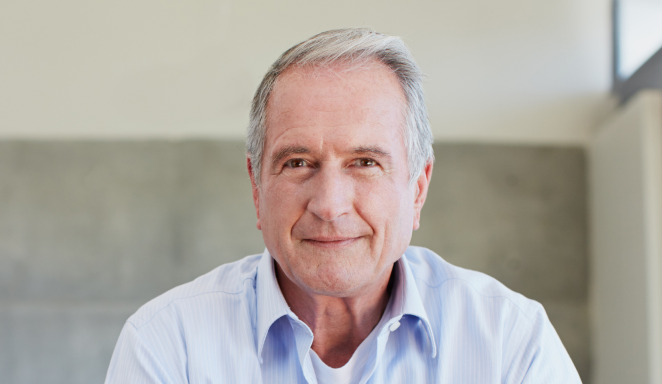 Portrait homme quinquagénaire souriant en position assise