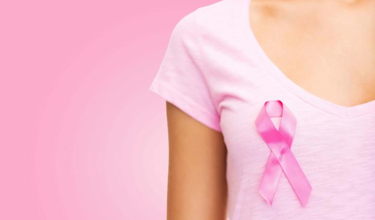 Buste femme avec t-shirt rose et ruban rose "lutte contre le cancer du sein"