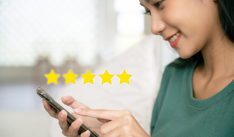 Femme souriant en train de noter un service avec 5 étoiles