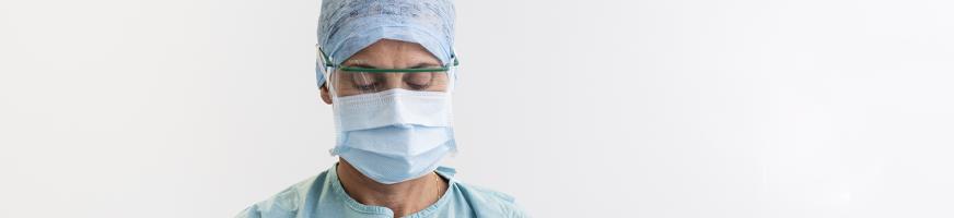 Infirmière instrumentiste en train de préparer les instruments au bloc opératoire