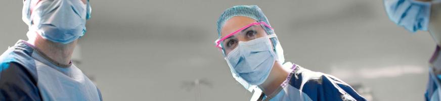 Chirurgien·nes en train d'opérer avec le Fluobeam LX