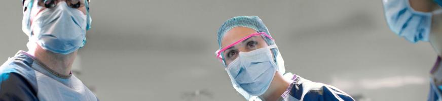 Intervention chirurgicale avec le Fluobeam LX - chirurgien, chirurgienne assistante et infirmière instrumentiste