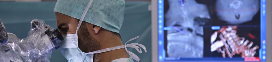 chirurgien opérant avec microscope