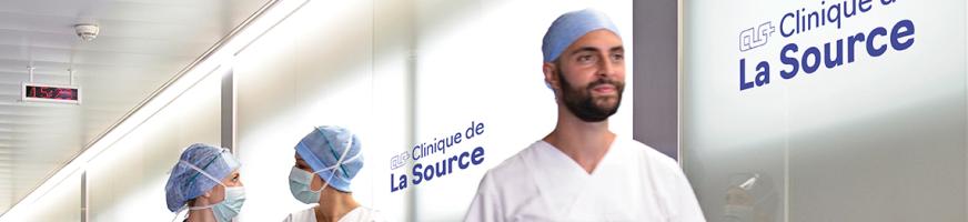 Personnel du bloc marchant dans le couloir