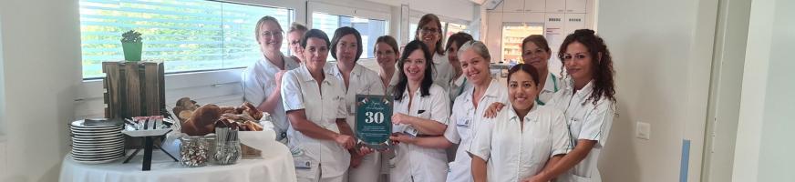 Équipe du Centre ambulatoire à côté d'un petit-déjeuner offert