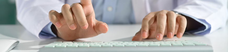 Plateforme digitale CHM - médecin tapant sur un clavier