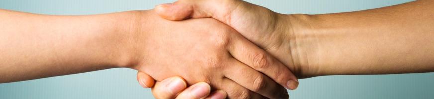 2 personnes se serrent la main - Zoom sur les mains