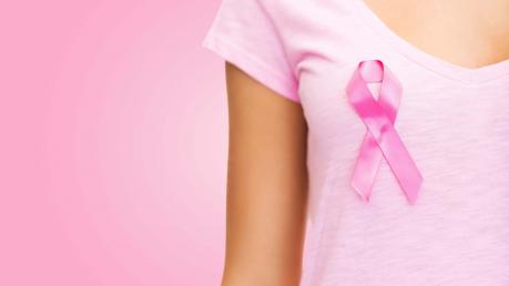 Buste femme avec t-shirt rose et ruban rose "lutte contre le cancer du sein"