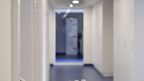 Main gantée qui tient un support avec des tubes d'essai de laboratoire